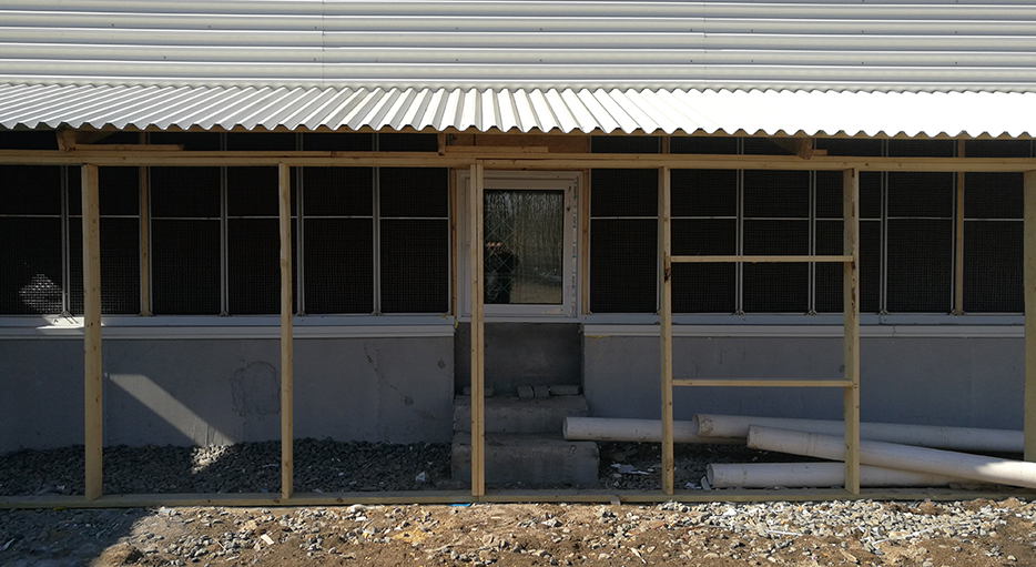 极寒区域，挡沙网外部的保温隔离区（图为建设中）。