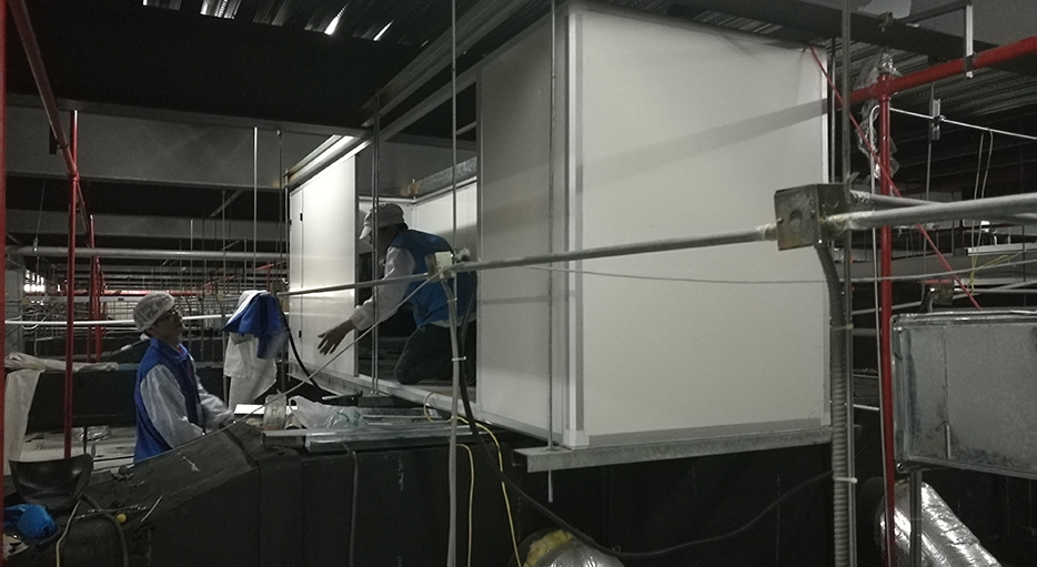 活性炭过滤碳筒安装中。