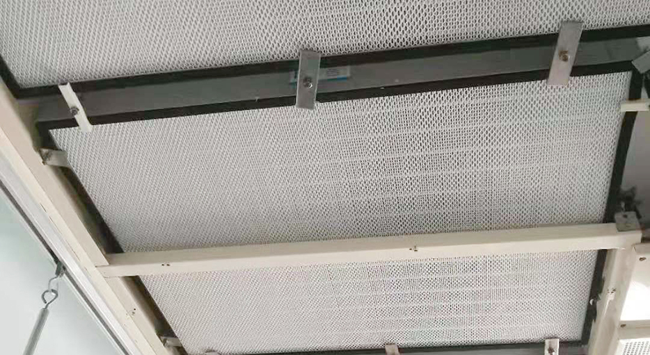 白血病病房空气防疫(无隔板高效顶端送风)安装之中