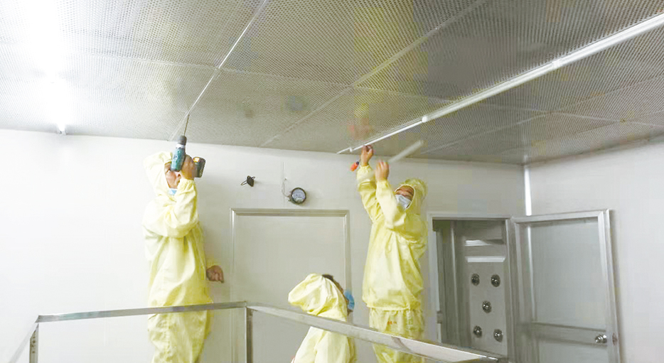 百级洁净室散流板安装中